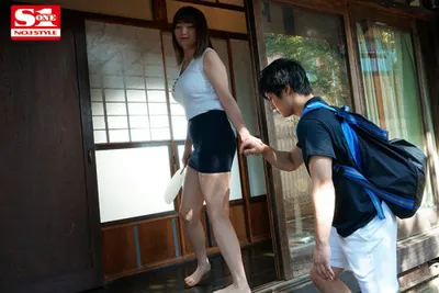 Anh chàng dâm dục cục thịt khi nhìn trộm em họ ngoại tình với chồng