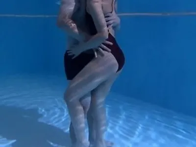 Chồng lạnh nhạt, bà xã "đi ngoài" với hlv dạy bơi