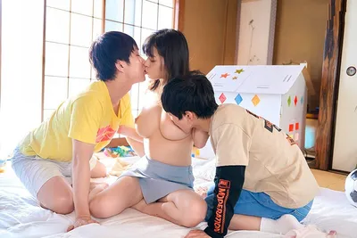 Siêu phẩm khi bố mẹ tái hôn, 2 cậu con trai có thêm 1 cô người yêu ngực khủng