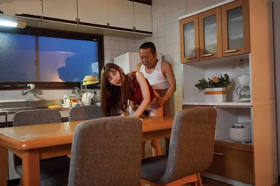 Con gái bị người chồng mới của mẹ chịch mỗi ngày, cho dù đã có người yêu