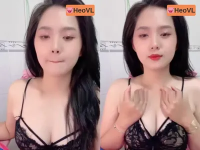 Em gái răng khểnh khoe hàng tròn trắng