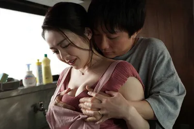 Cậu con trai ở nhà phang mẹ kế trong khi bố đã đi công tác xa