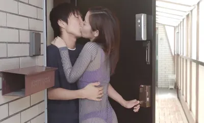 Người phụ nữ nhà bên với chiếc quần lót lọt khe và cậu nhóc gần nhà may mắn