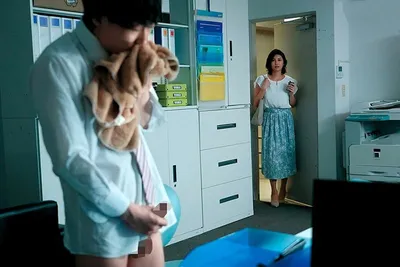 đang tự sướng thì bị vợ của chủ tịch nhìn thấy, nhưng chị ấy thật tâm lý