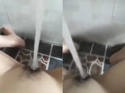 Cô bạn gái thủ dâm cực mạnh với vòi nước