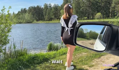 Bắt gặp em nữ học sinh dễ thương đang đi dạo một mình ở hồ tuyền lâm