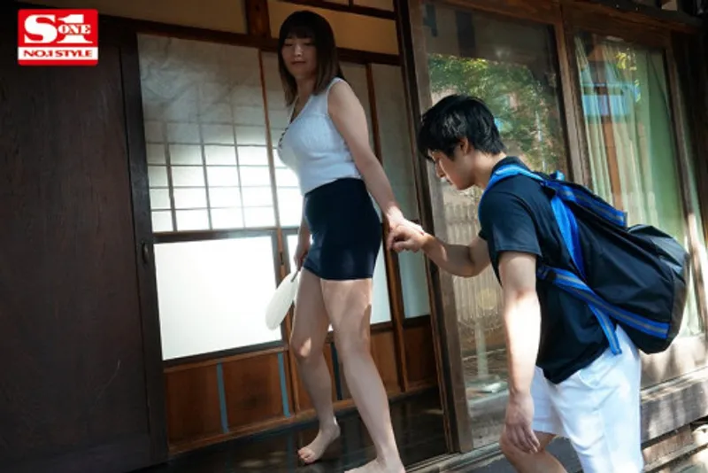 Anh chàng dâm dục cục thịt khi nhìn trộm em họ ngoại tình với chồng