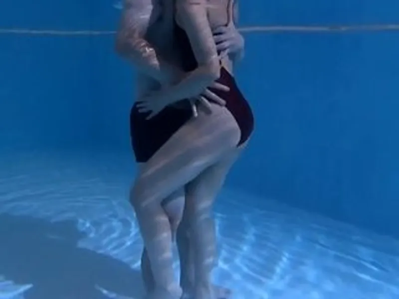 Chồng lạnh nhạt, bà xã "đi ngoài" với hlv dạy bơi