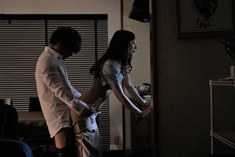 Cấp trên đi công chuyện, cậu nhân viên đến nhà trả bài vợ ông ấy